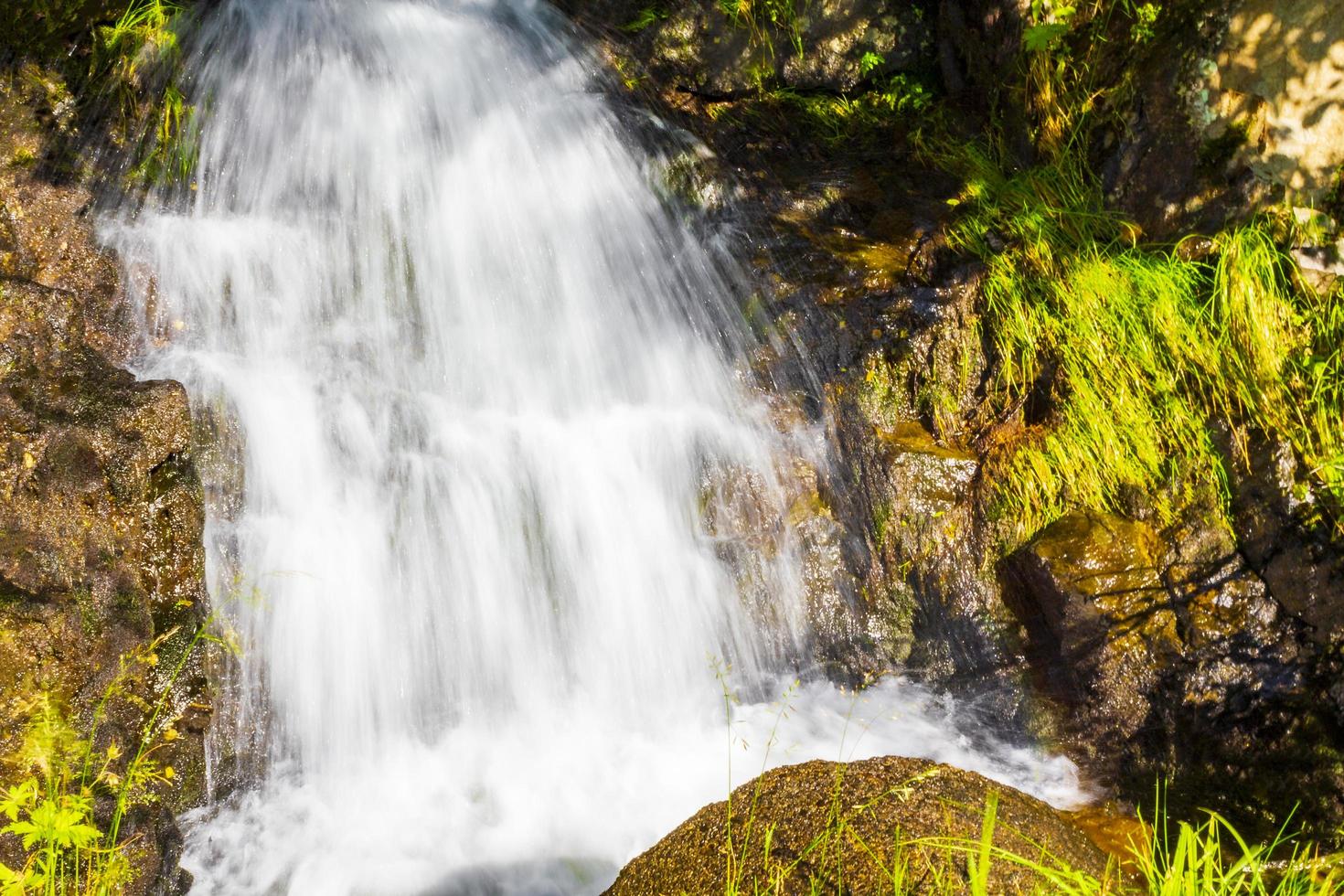 agua corriente de una pequeña cascada hermosa, vang, noruega foto