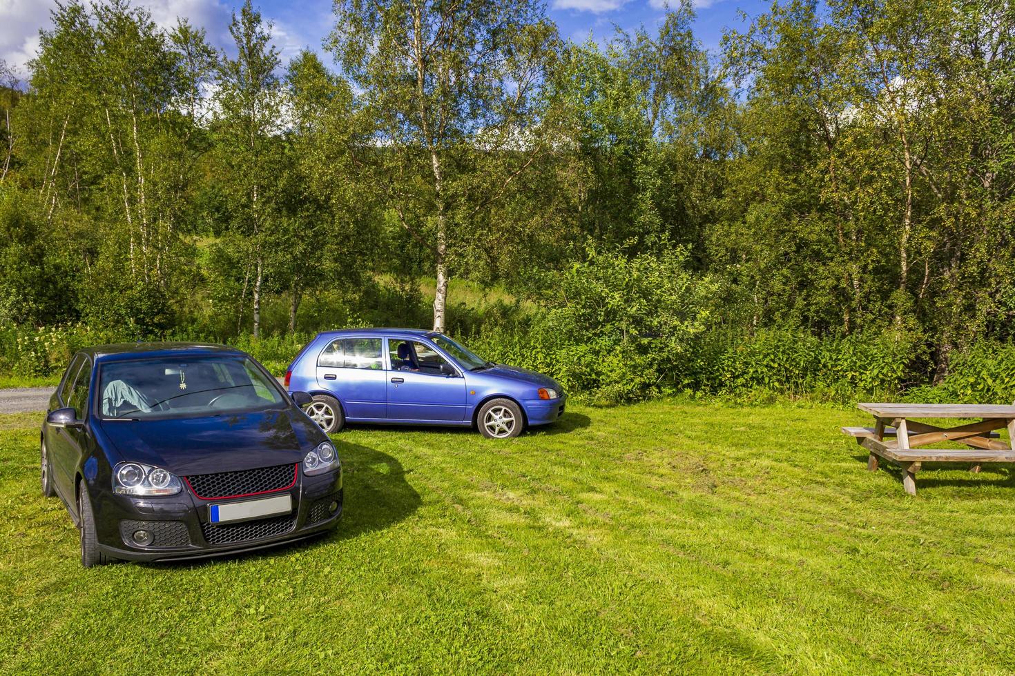 Coches aparcados en azul negro en la naturaleza del paisaje de Noruega foto