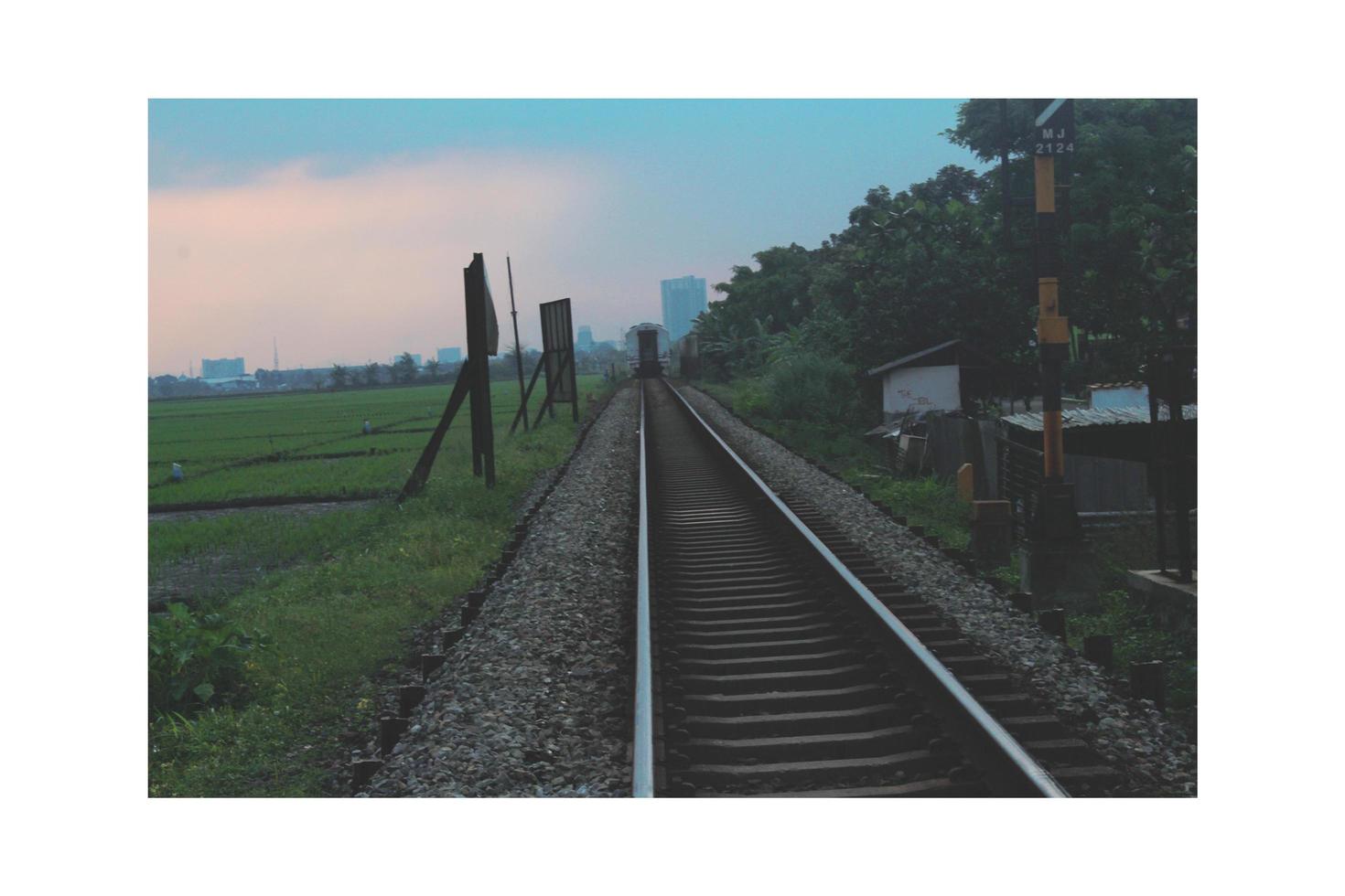 foto de la vía del tren puesta de sol