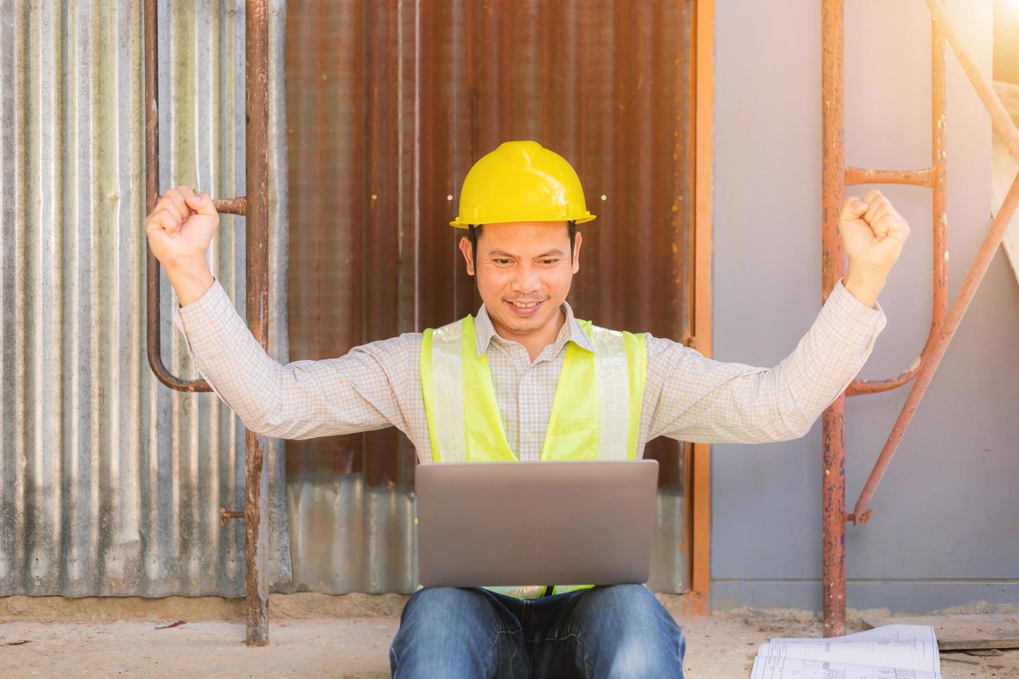 un ingeniero de sexo masculino mira el plano del piso en el sitio de construcción. foto