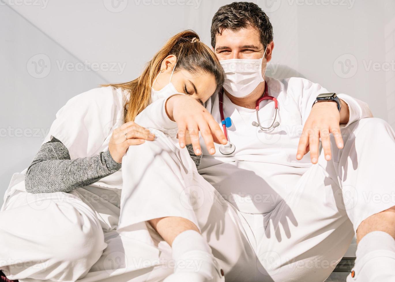 Médicos cansados durmiendo después de un arduo trabajo en la clínica foto