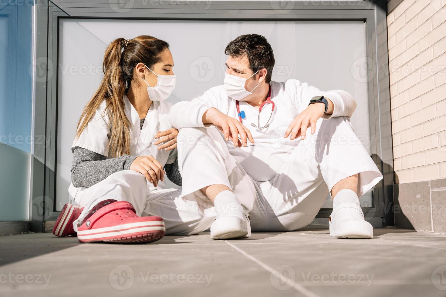 Médicos cansados hablando después de un arduo trabajo en la clínica foto