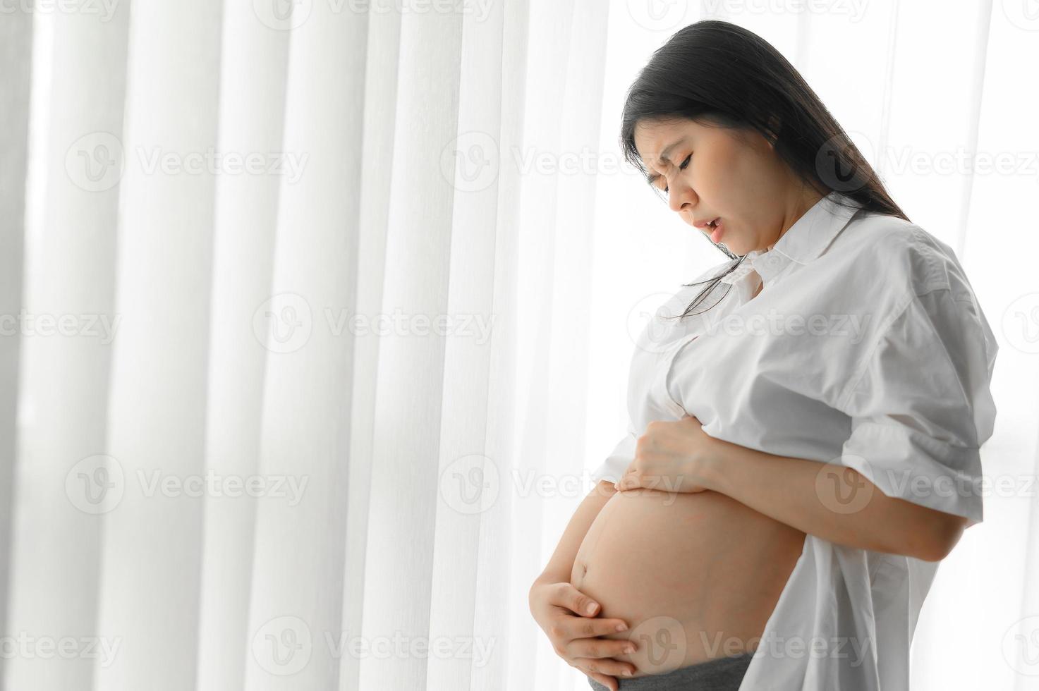 asiático, mujer embarazada, feelinh, herido foto
