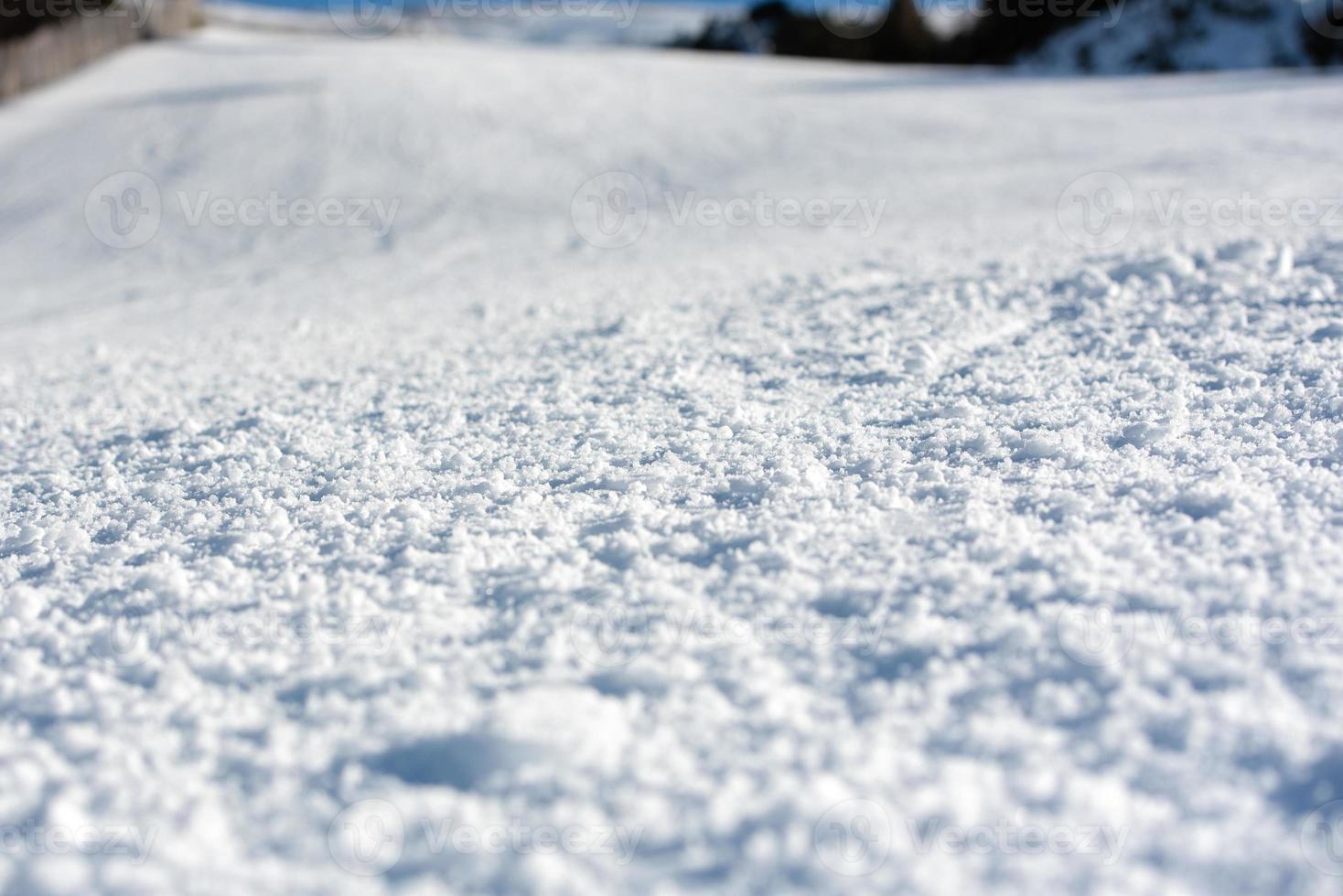 nieve en la pista de esquí en un día soleado foto