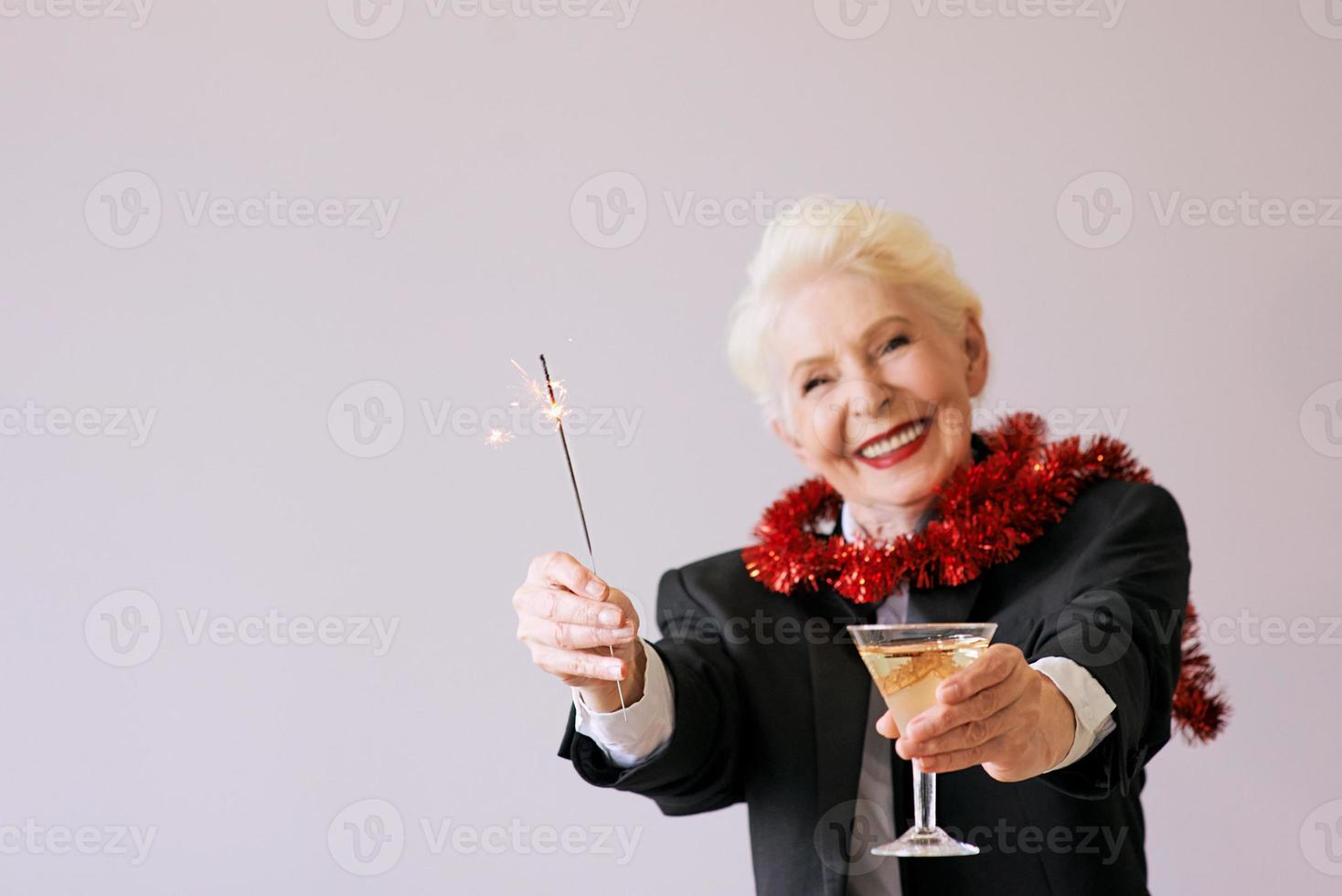 elegante mujer mayor madura en esmoquin celebrando el año nuevo. diversión, fiesta, estilo, concepto de celebración foto