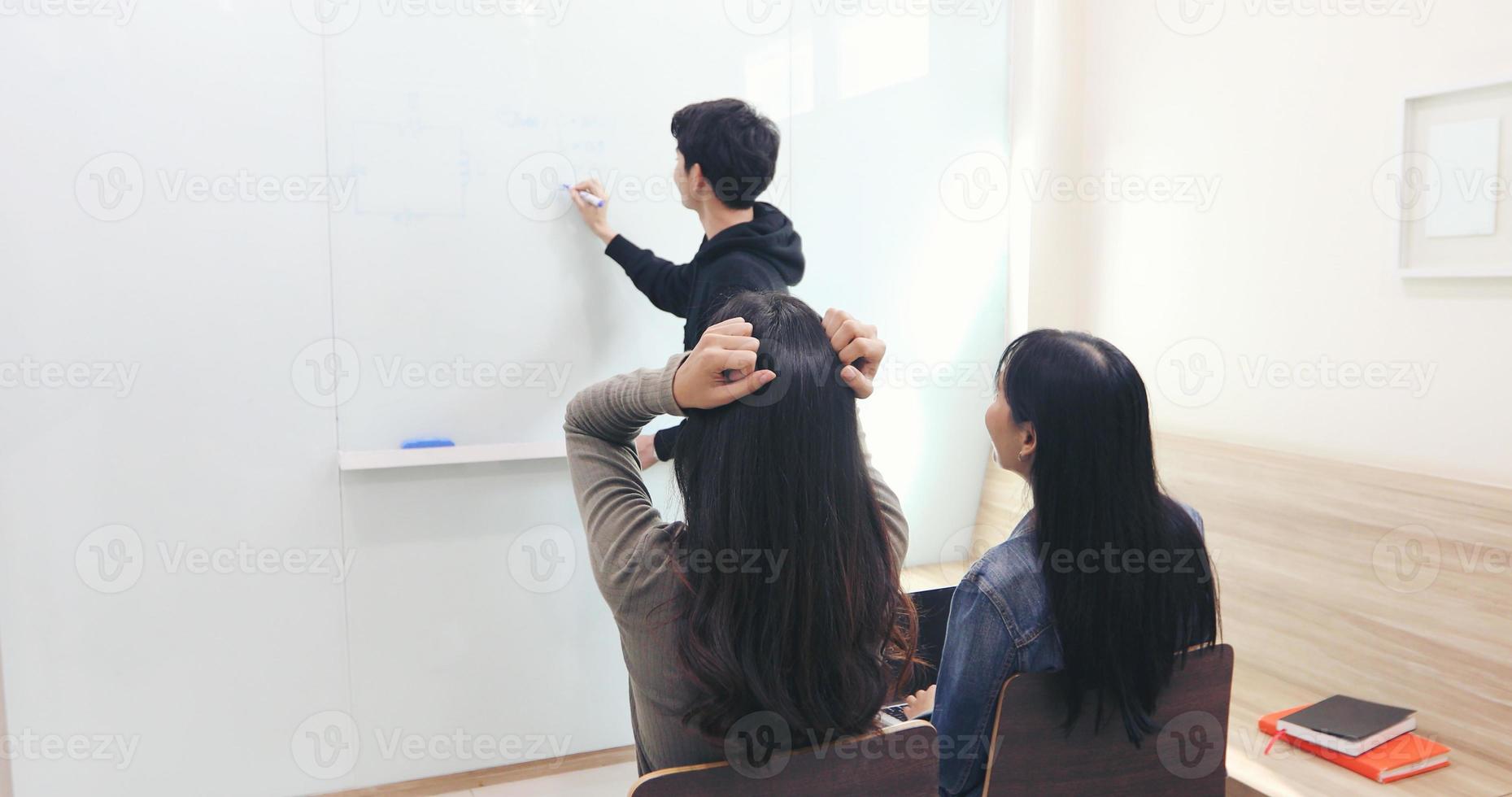 The female student, she felt a headache and a serious teacher did not understand. photo