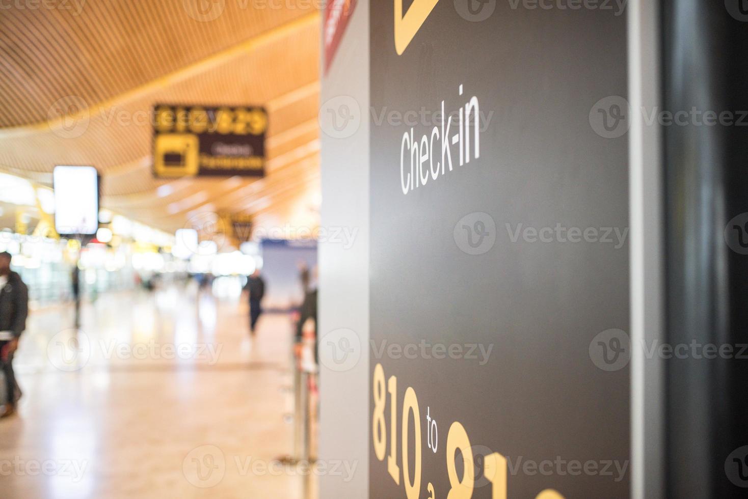 aeropuerto dentro de la terminal y mostrador de facturación foto