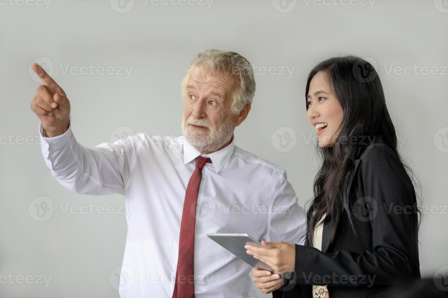 Hombres de negocios y grupo que usan el cuaderno para socios comerciales que discuten documentos e ideas en reuniones y mujeres de negocios sonriendo felices por trabajar foto