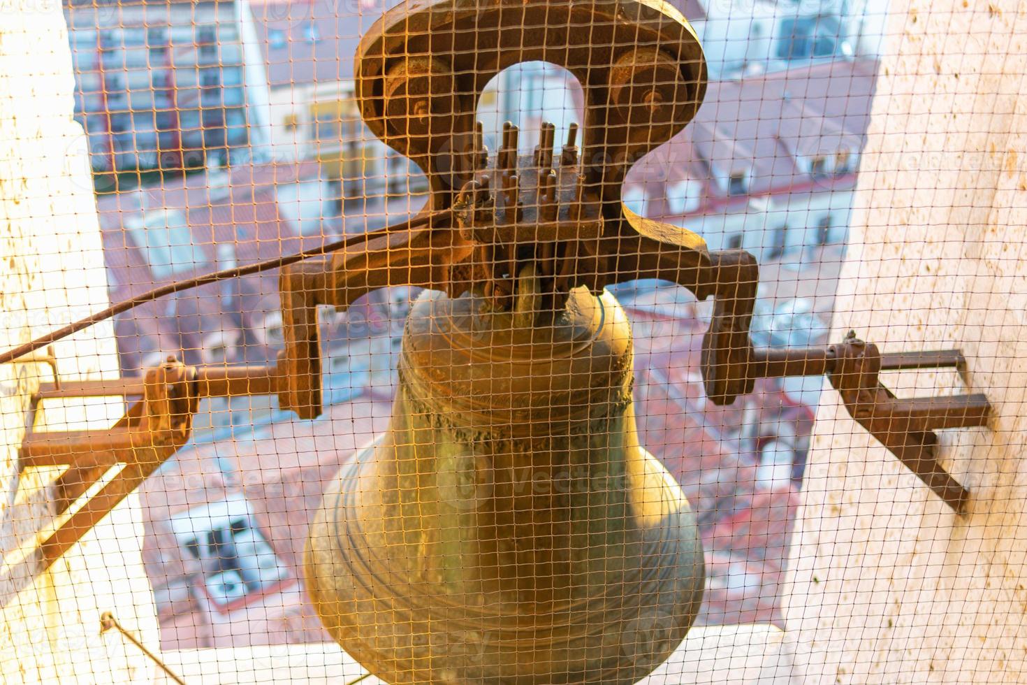 gran campana de bronce en la torre de la catedral foto