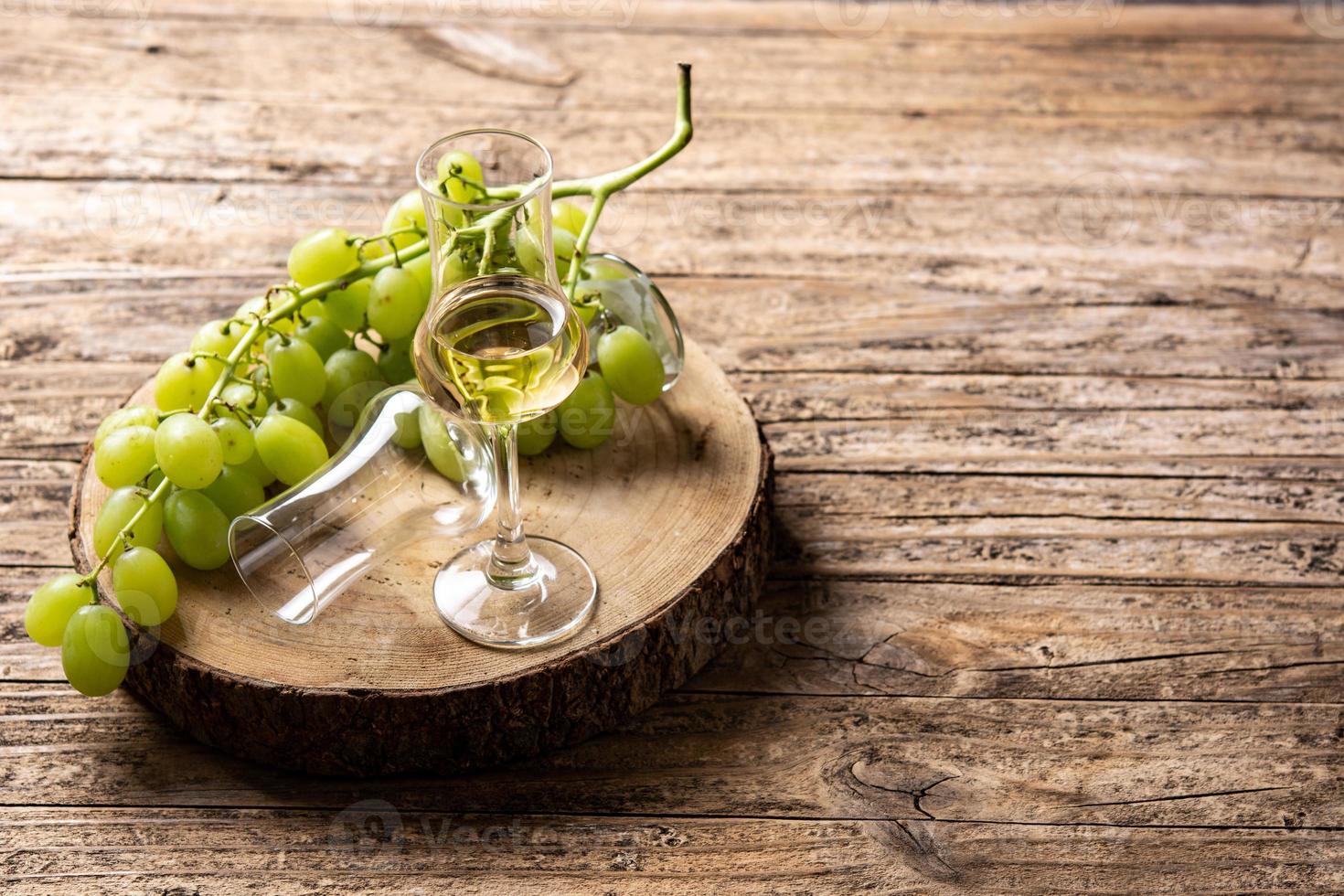 bebida italiana de grappa dorada foto