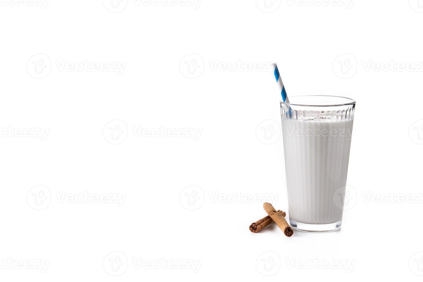 horchata fresca con canela en vaso foto