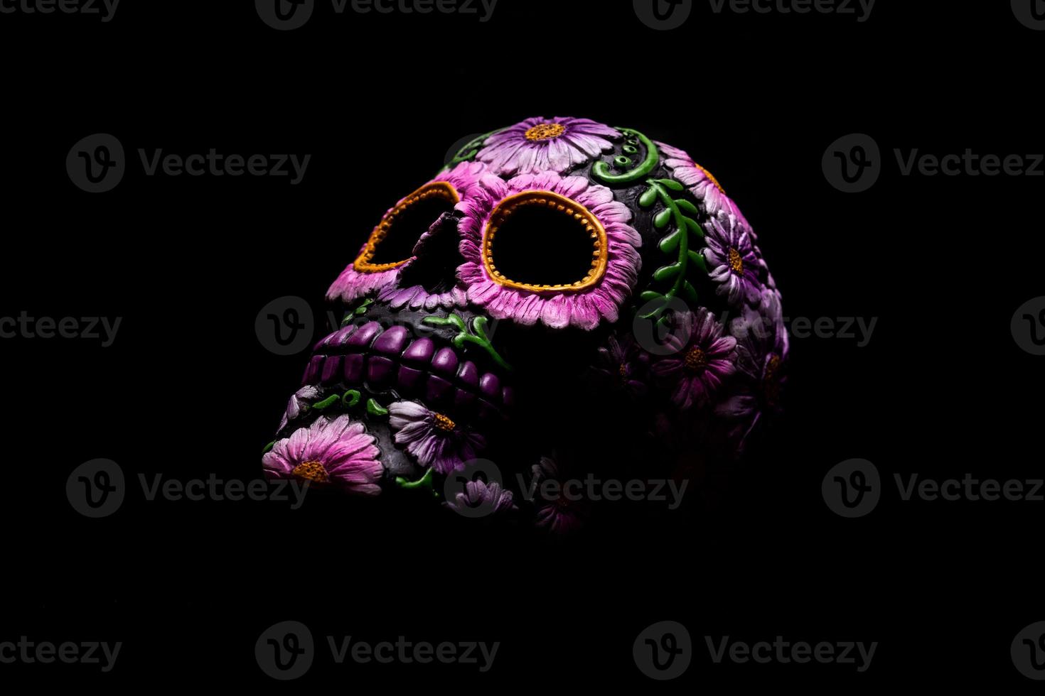 calavera mexicana típica con flores pintadas foto