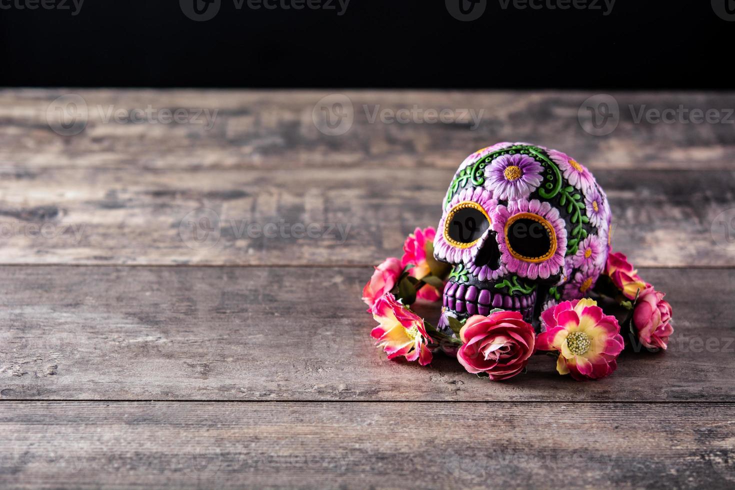 Diadema de calavera y flores típica mexicana foto