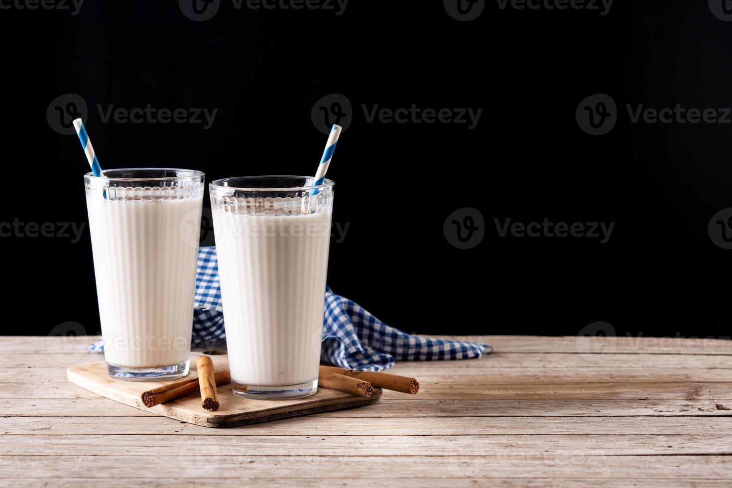 horchata fresca con canela en vaso foto