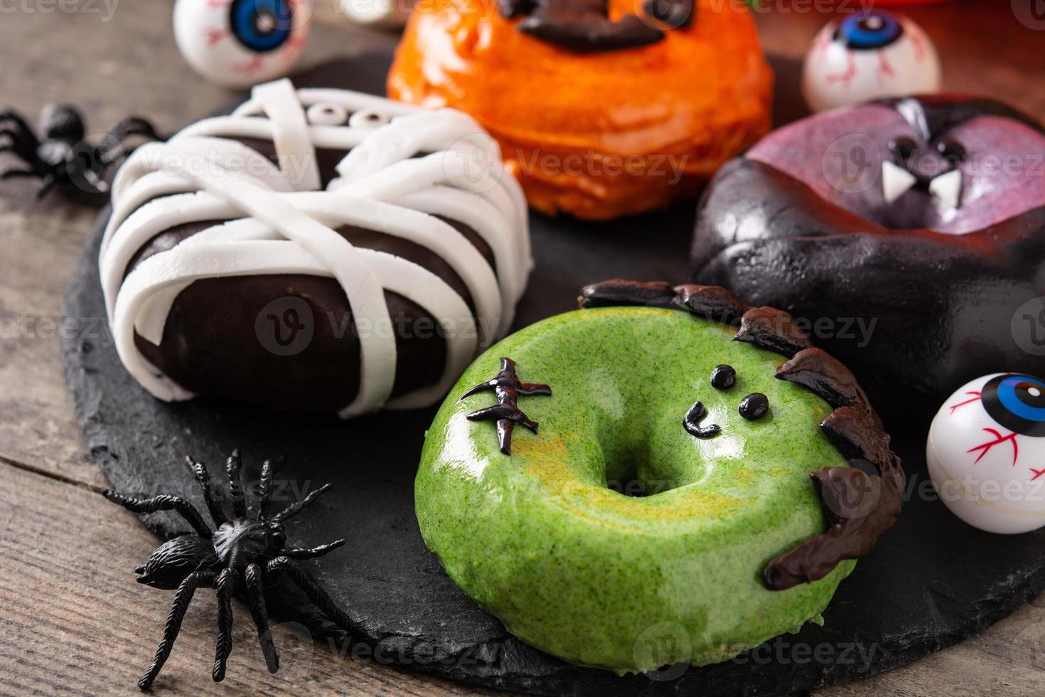 surtido de donas de halloween y hojas de otoño foto