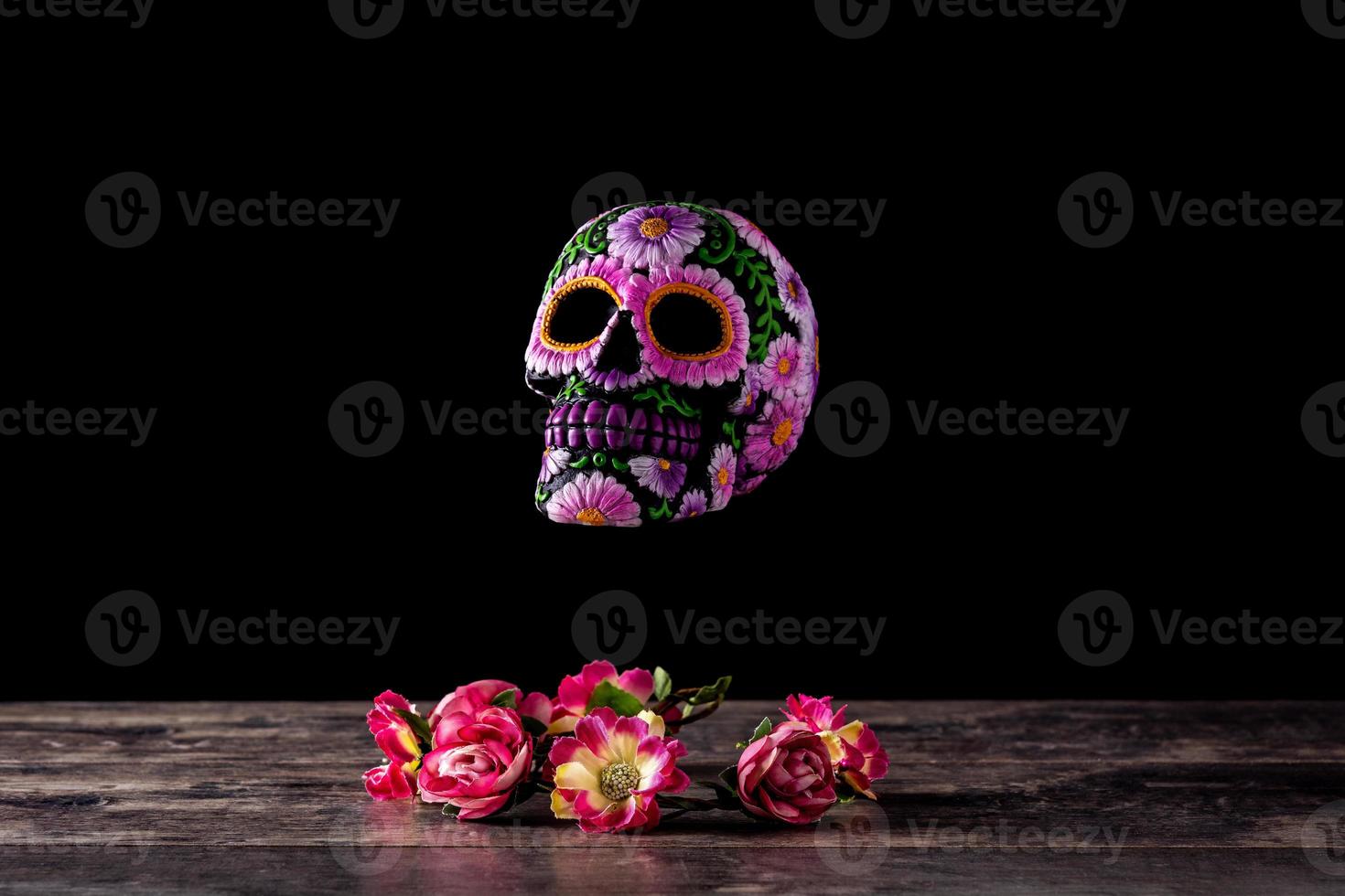 Diadema de calavera y flores típica mexicana foto