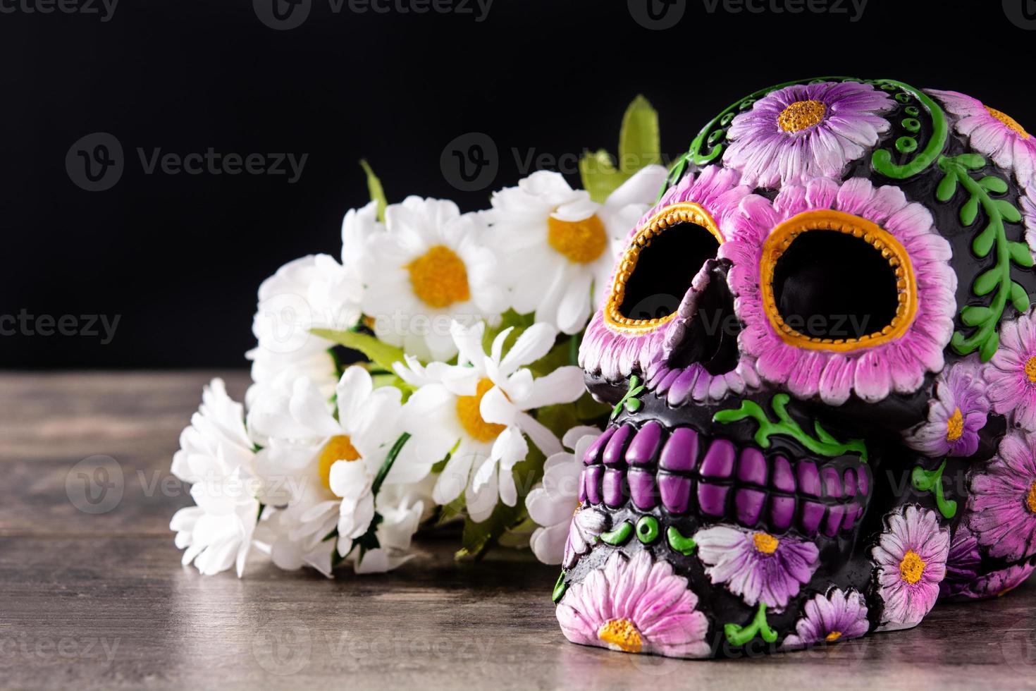 Diadema de calavera y flores típica mexicana foto