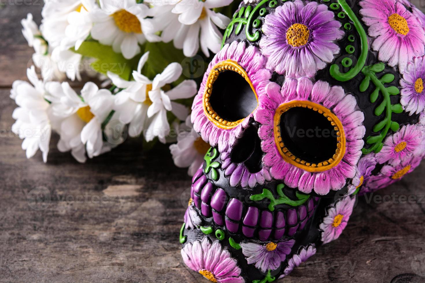 Diadema de calavera y flores típica mexicana foto