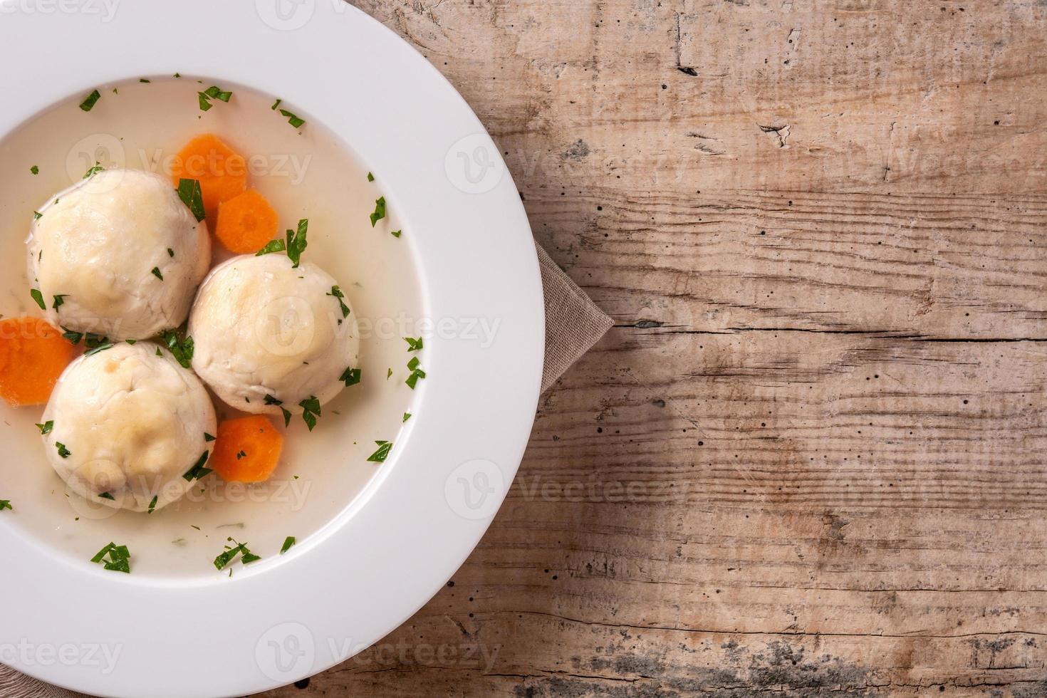 sopa de bolas de matzá judía tradicional foto