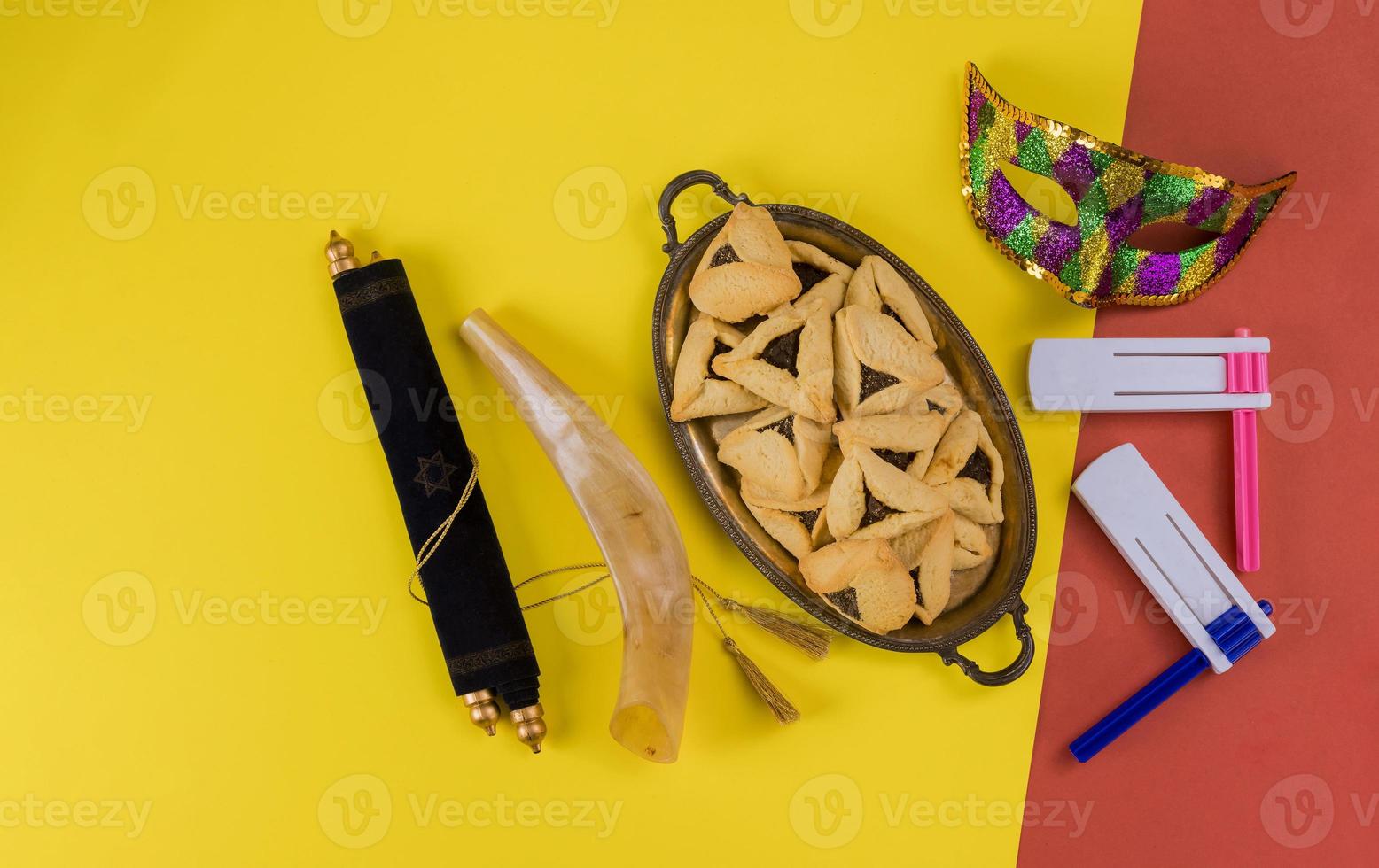 Hamán orejas galletas matracas y máscara para la celebración de Purim carnaval judío foto