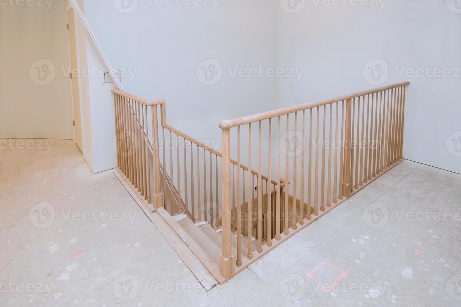 tablones de madera alrededor de poste escaleras pasamanos renovación para barandilla de madera para escaleras foto