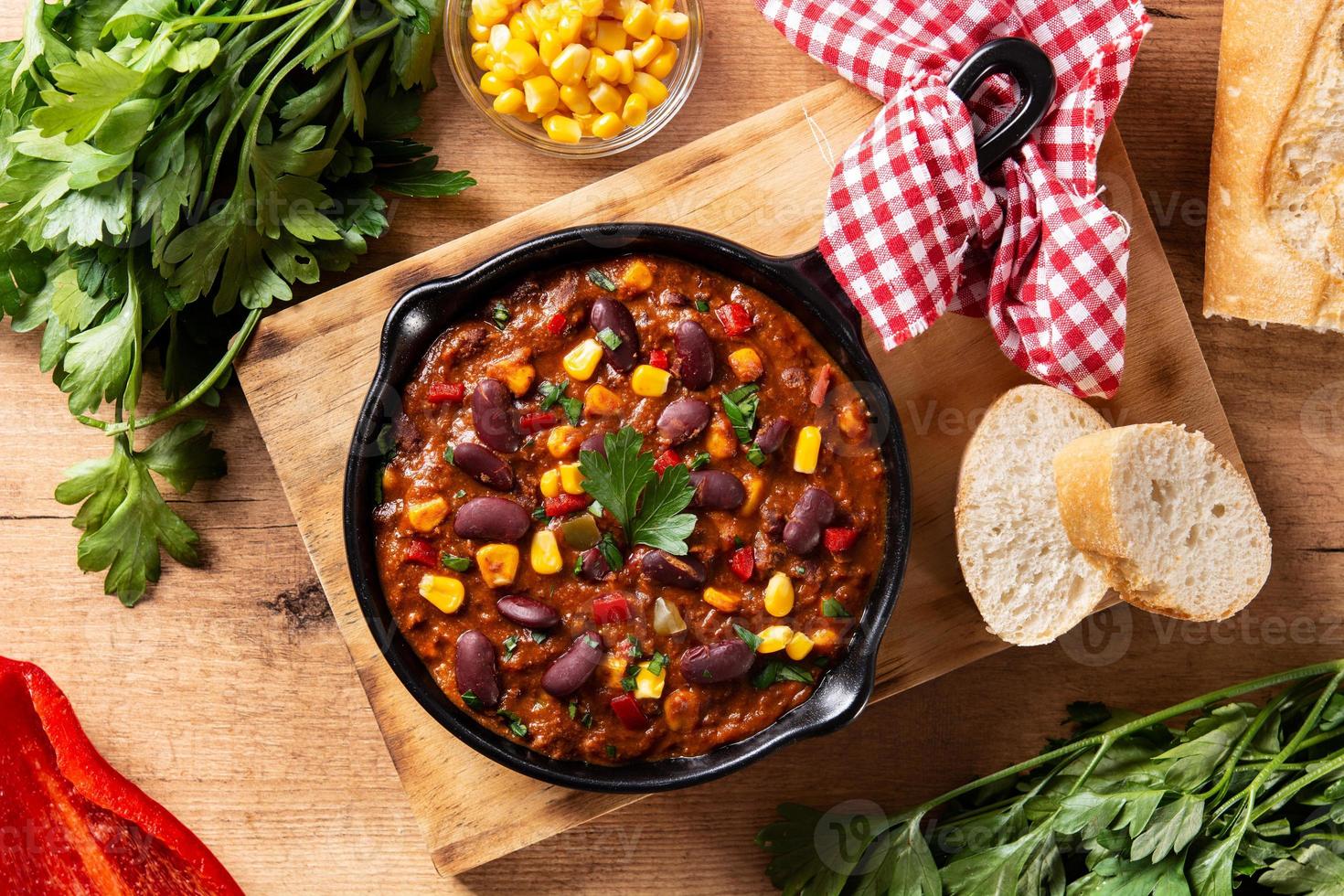 tradicional mexicana tex mex chili con carne en sartén de hierro foto