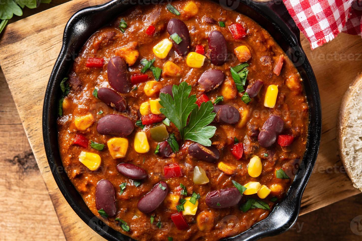 tradicional mexicana tex mex chili con carne en sartén de hierro foto