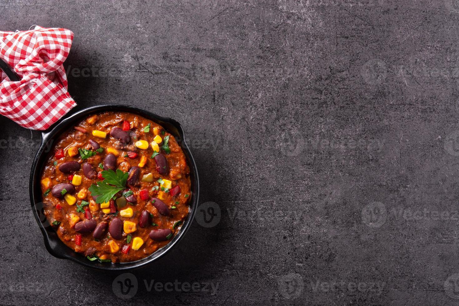 tradicional mexicana tex mex chili con carne en sartén de hierro foto