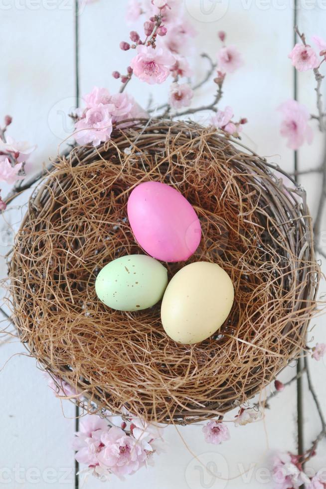 escena de naturaleza muerta temática de vacaciones de pascua con luz natural foto