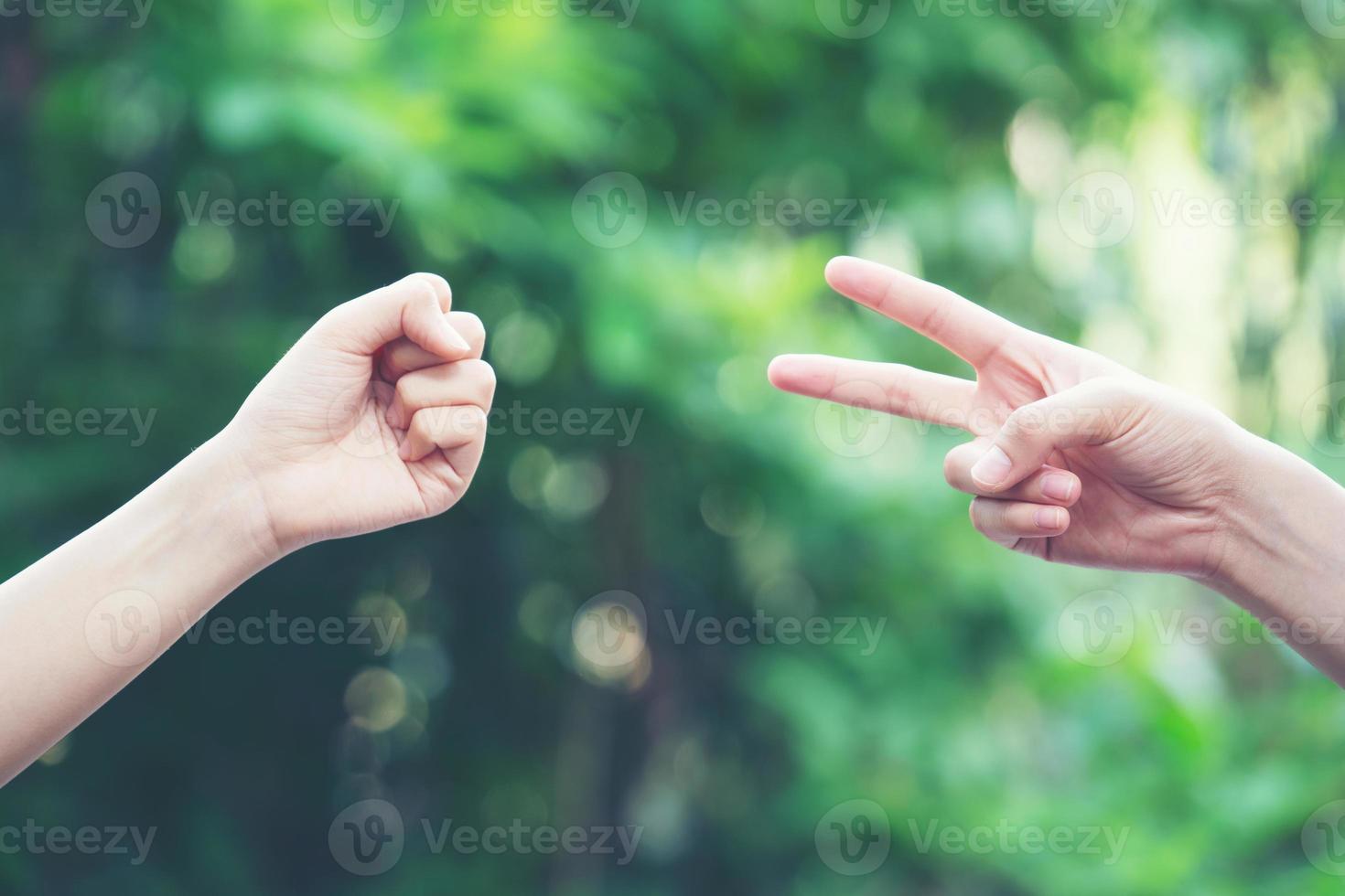 pareja, juego, piedra, papel, tijeras, mano, juego foto