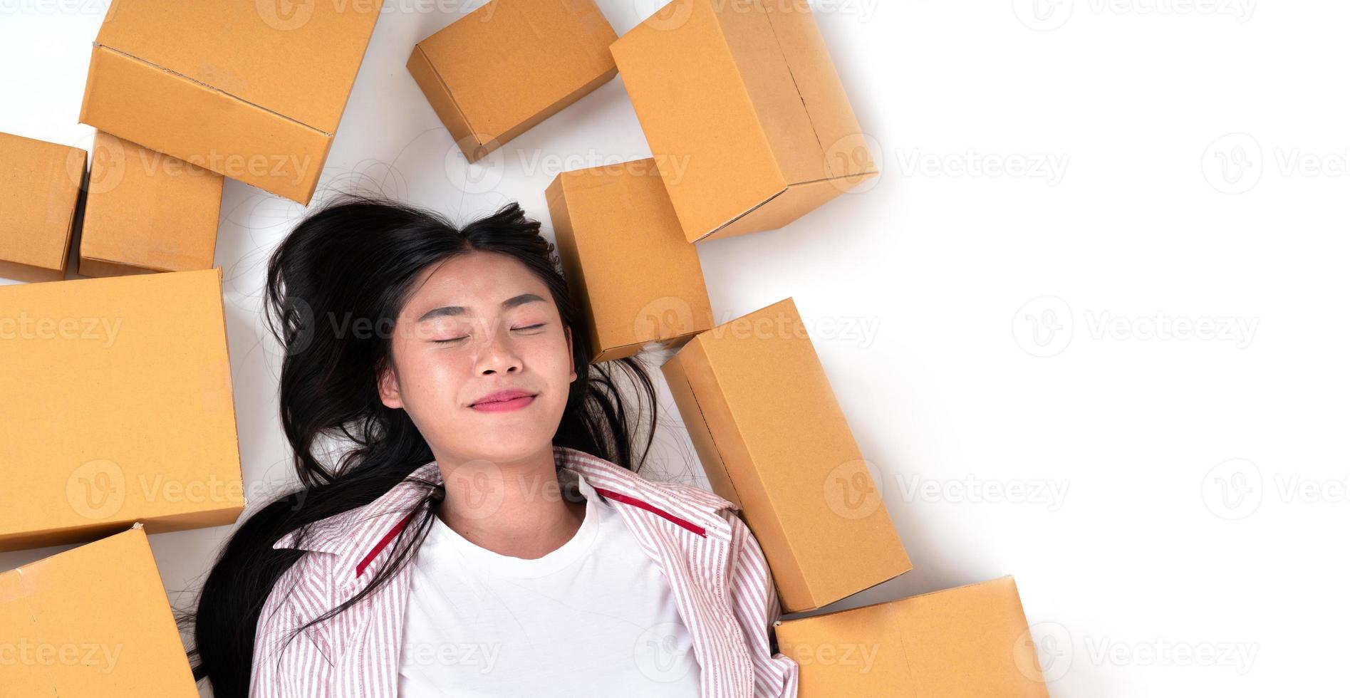 mujer feliz con caja de paquetería foto