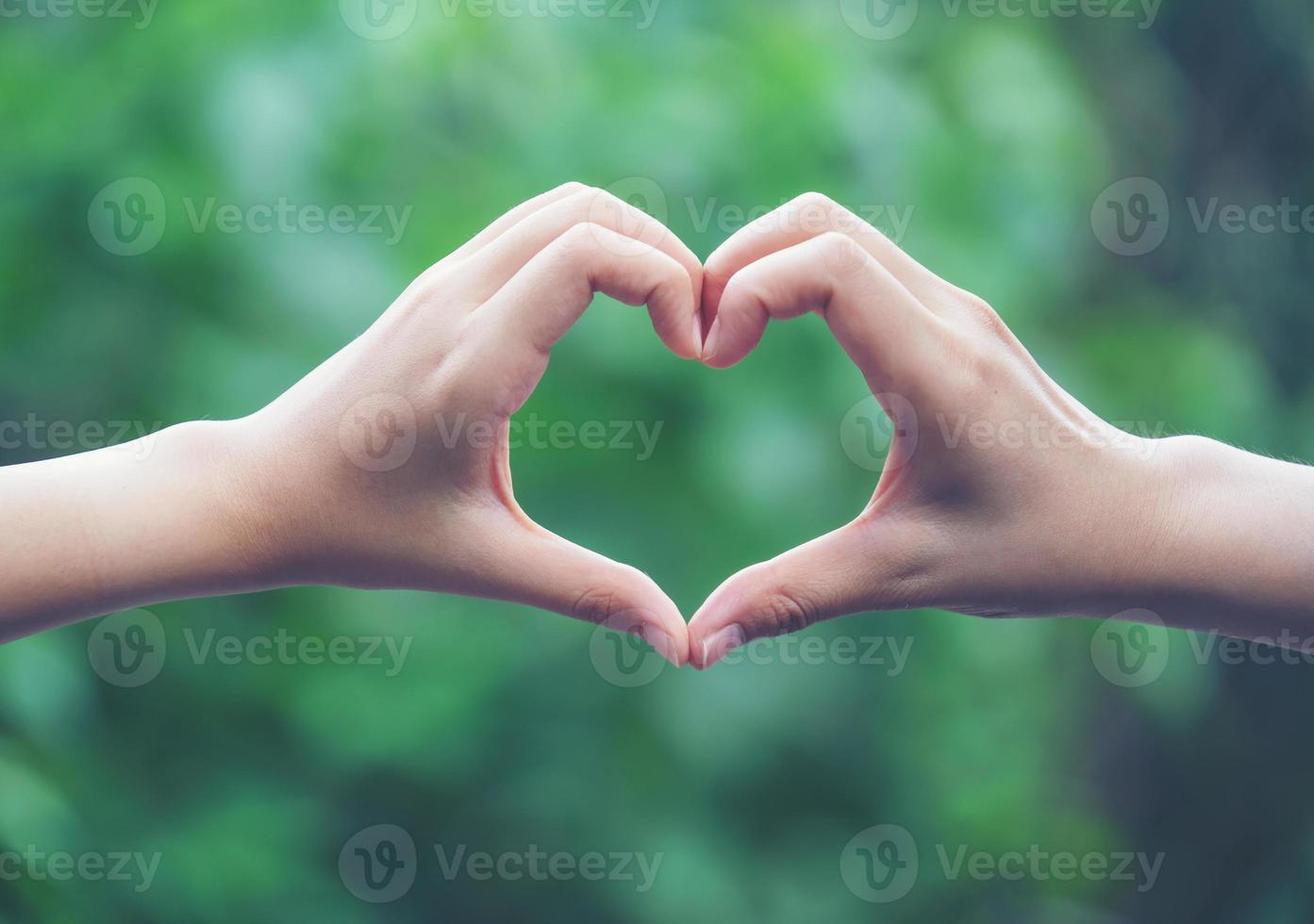 mujeres haciendo formas de corazón con sus manos foto