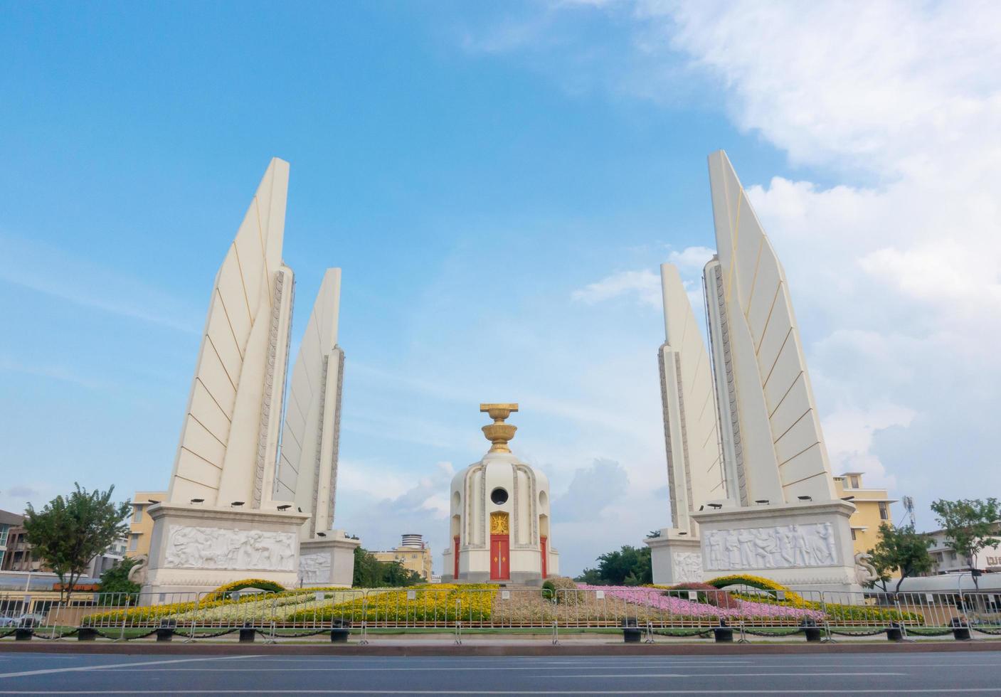 Bangkok, Tailandia- monumento a la democracia con cielo azul en Bangkok foto