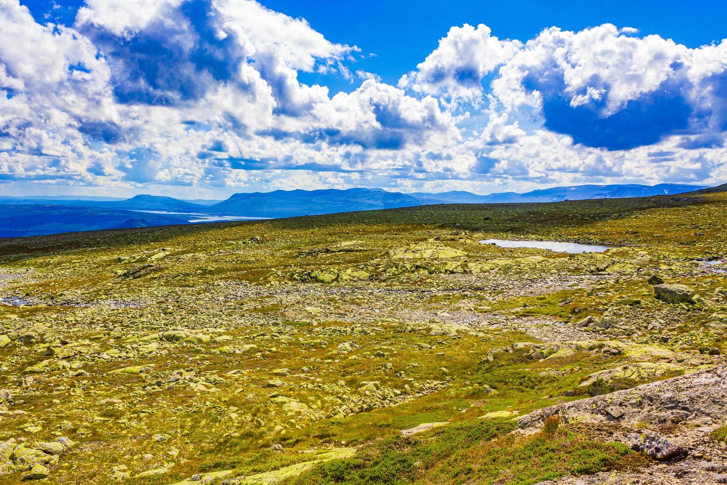 Increíble paisaje de noruega cantos rodados y cumbre del lago cima de la montaña foto