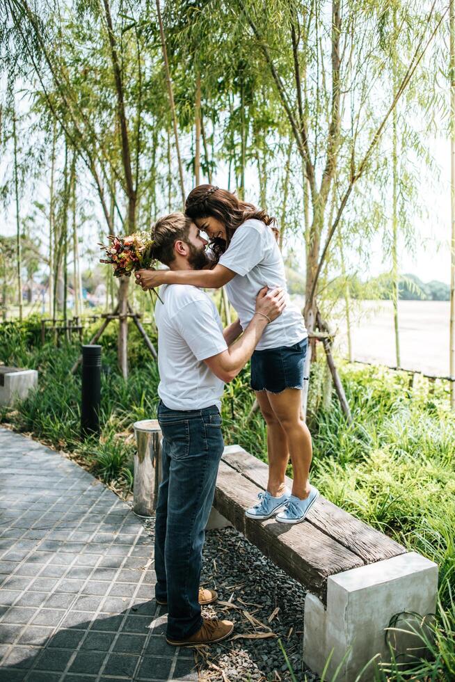 feliz, sonriente, pareja, diversidad, en, amor, momento, juntos foto