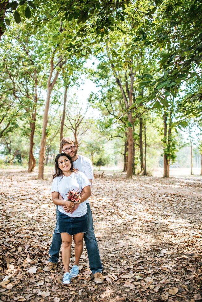 feliz, sonriente, pareja, diversidad, en, amor, momento, juntos foto