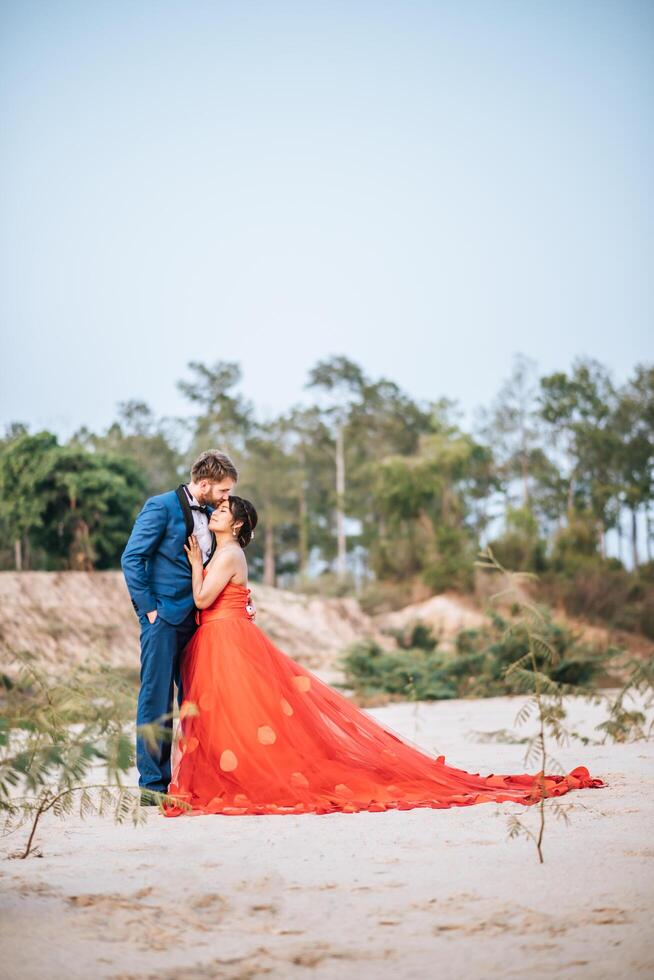 La novia asiática y el novio caucásico tienen tiempo de romance y felices juntos foto