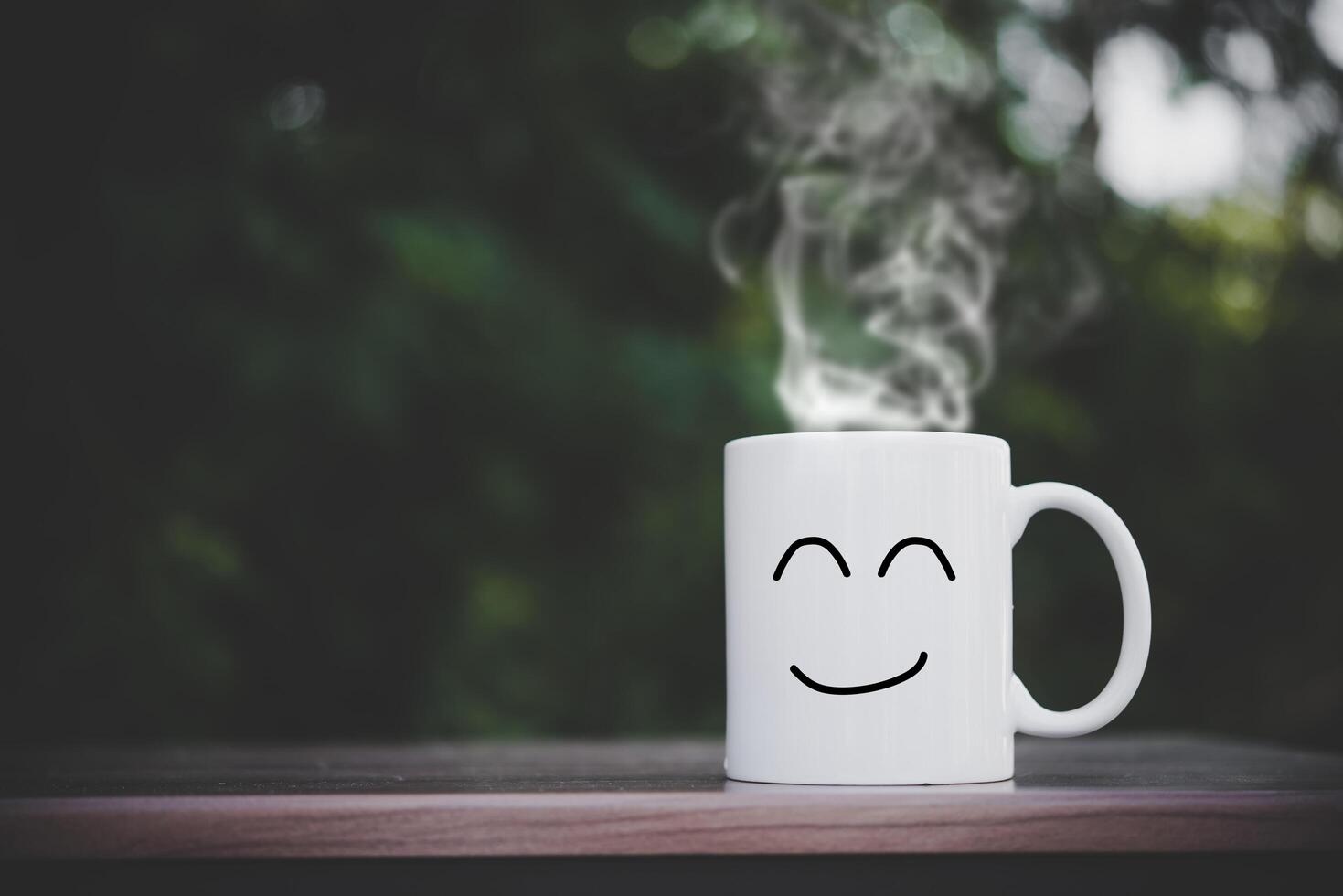 tazas felices en la mesa de madera con bokeh foto