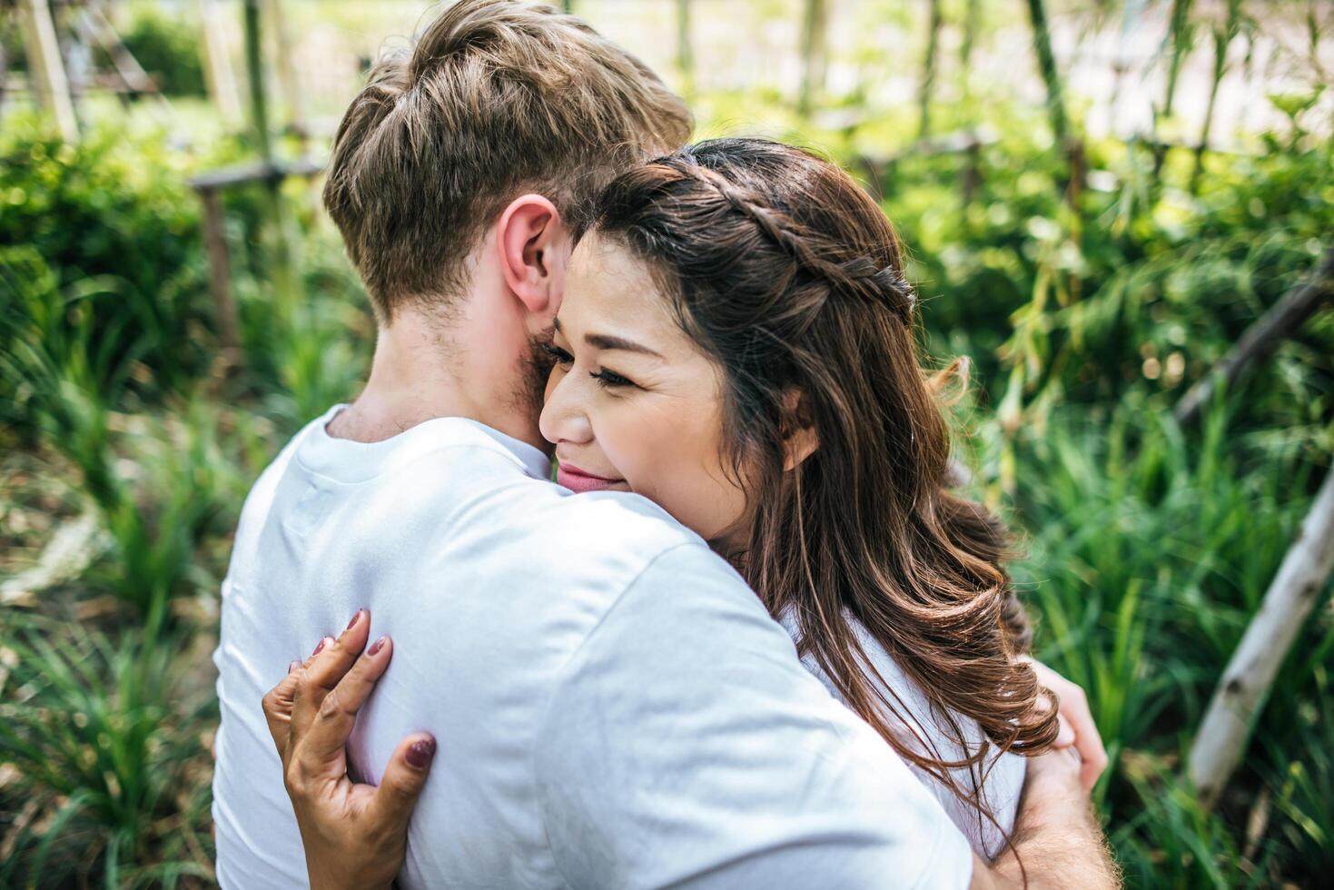 feliz, sonriente, pareja, diversidad, en, amor, momento, juntos foto