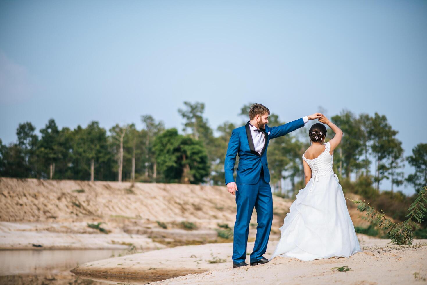 La novia asiática y el novio caucásico tienen tiempo de romance y felices juntos foto