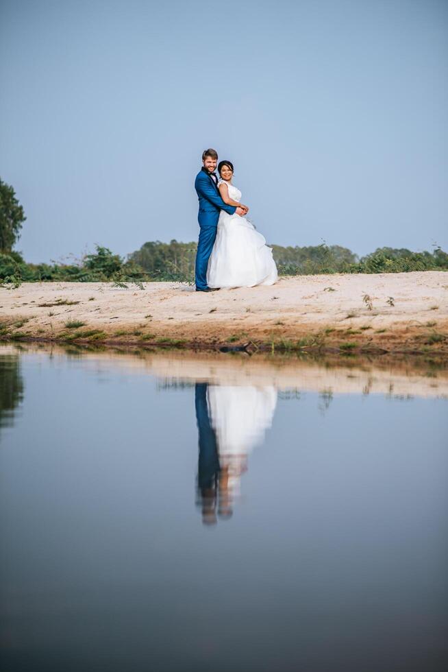 La novia asiática y el novio caucásico tienen tiempo de romance y felices juntos foto