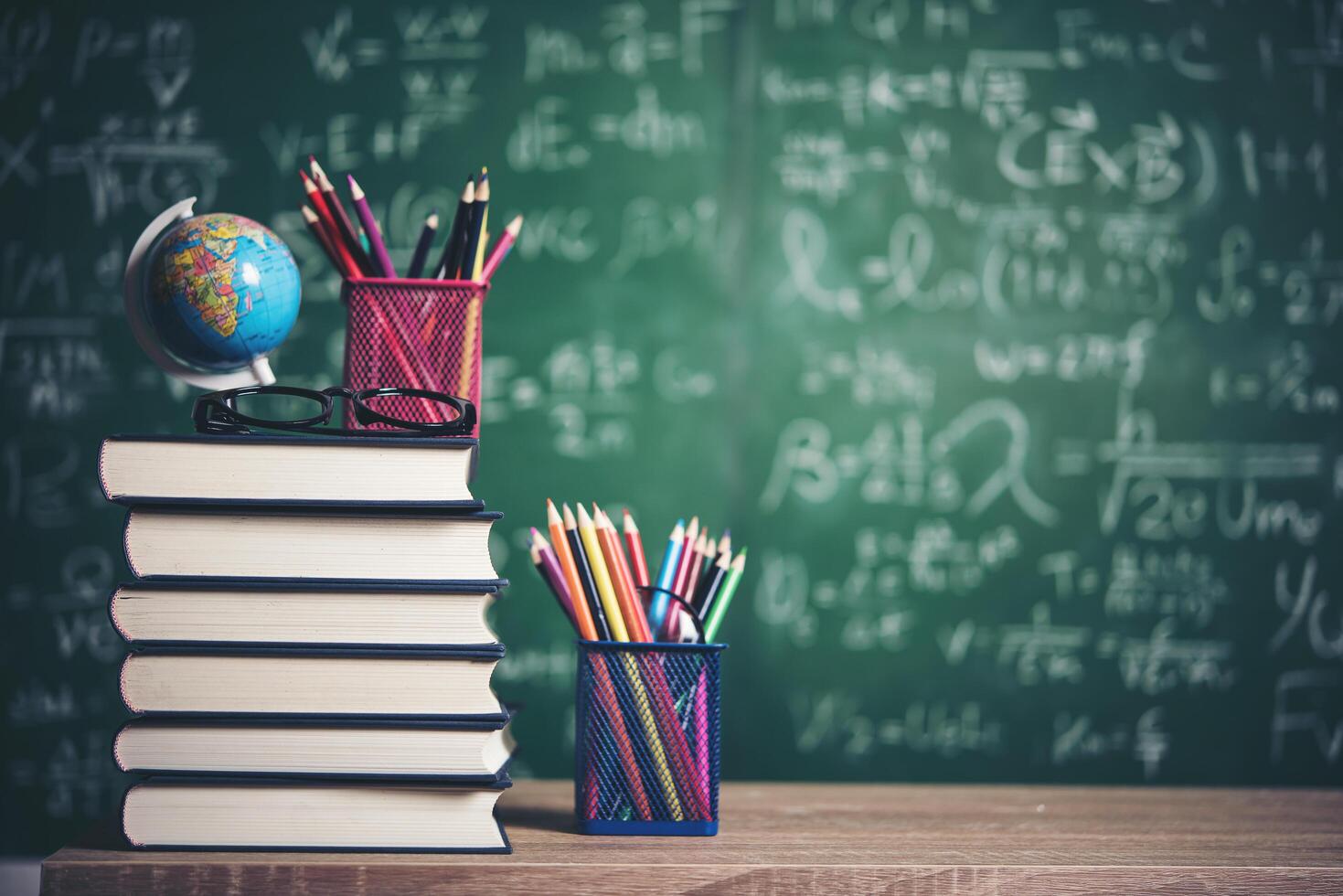 escuela estacionaria en mesa de madera foto