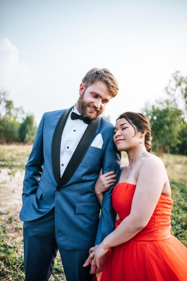 la novia y el novio tienen tiempo de romance y felices juntos foto