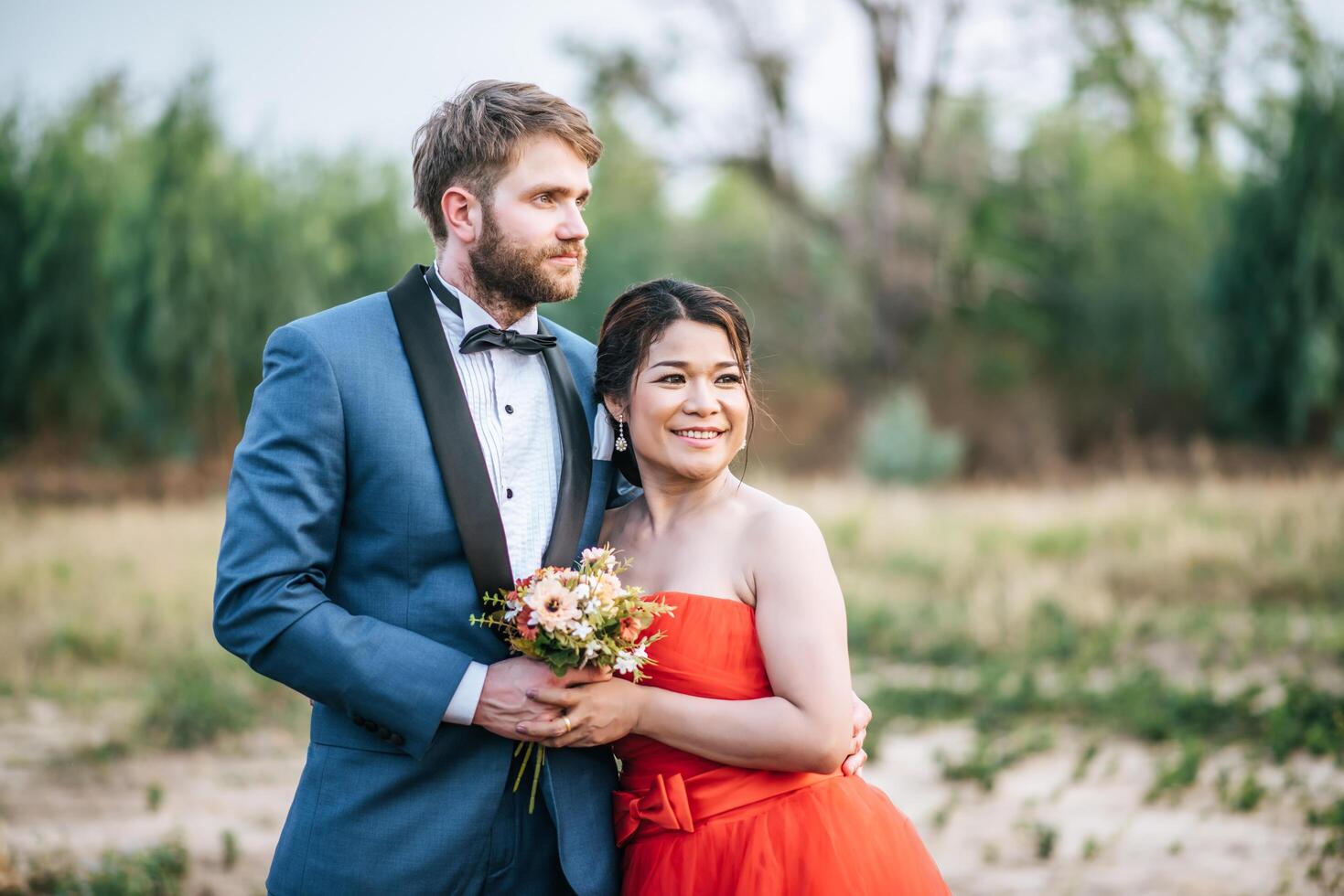 la novia y el novio tienen tiempo de romance y felices juntos foto