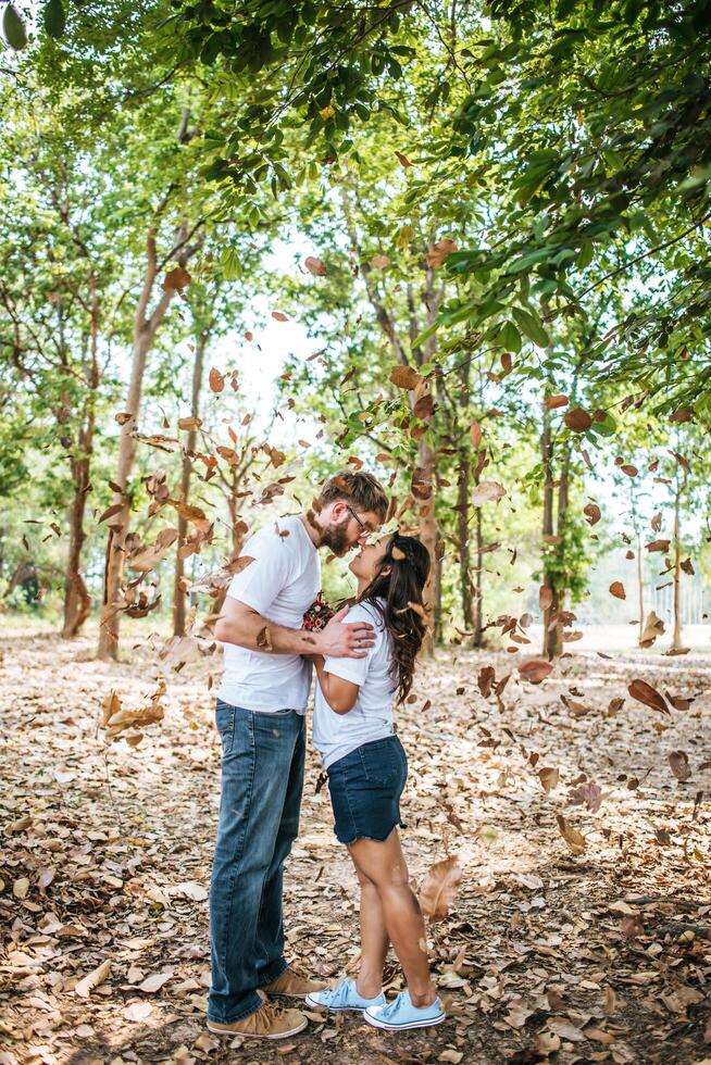 feliz, sonriente, pareja, diversidad, en, amor, momento, juntos foto