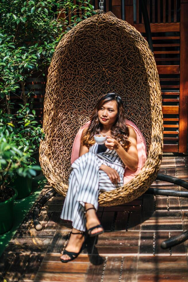 retrato, de, hermoso, mujer asiática, relajarse, en, café foto