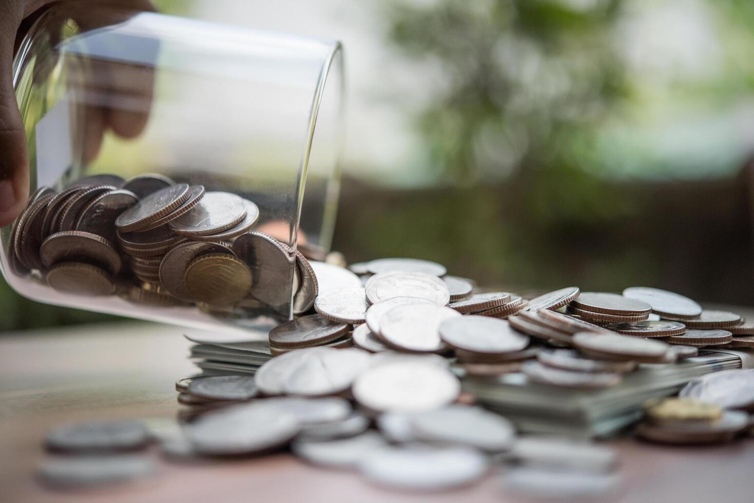 de cerca. dinero de billetes y monedas foto