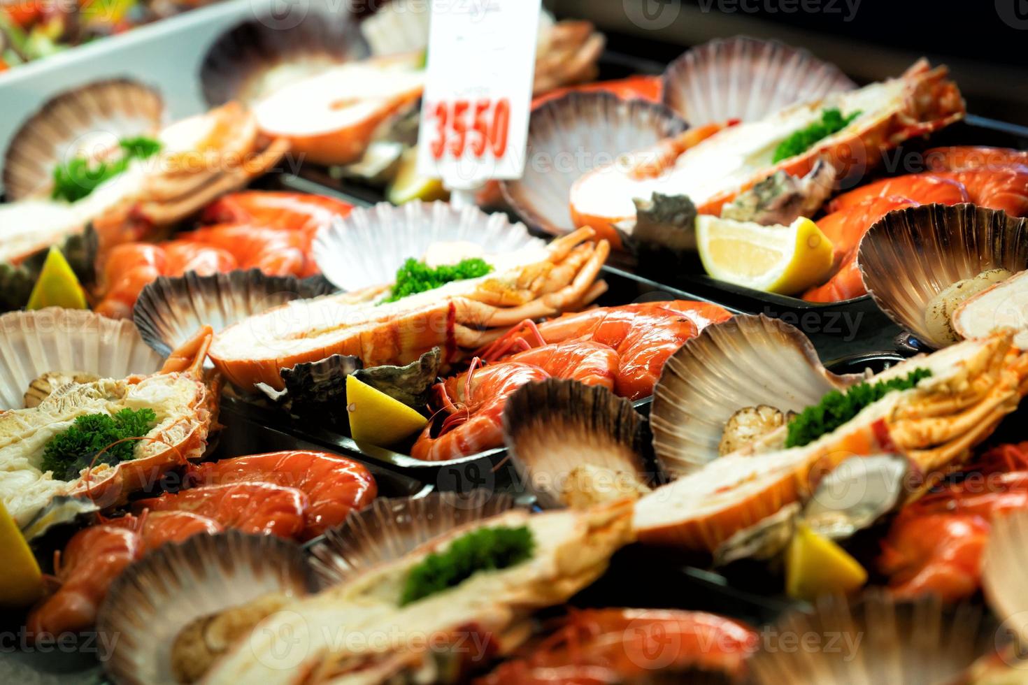 cerrar en una bandeja de mariscos foto