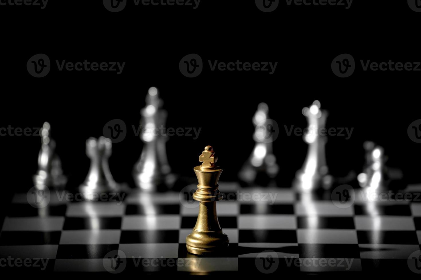 Juego de mesa de ajedrez para competición y estrategia. foto