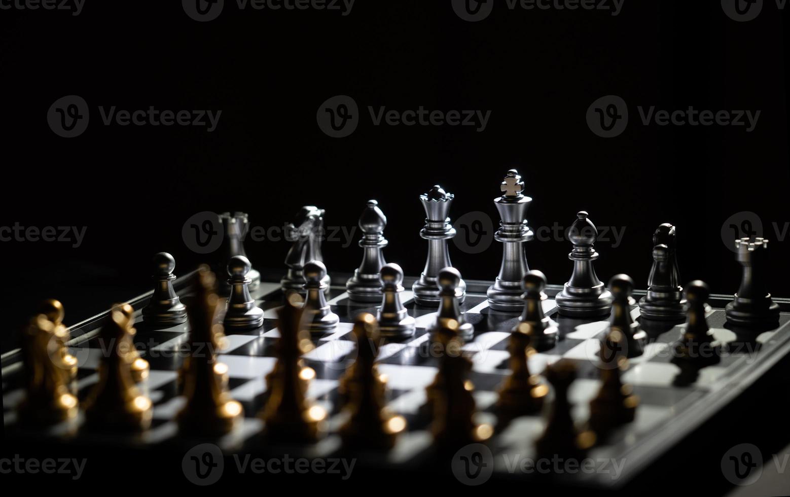 Juego de mesa de ajedrez para competición y estrategia. foto
